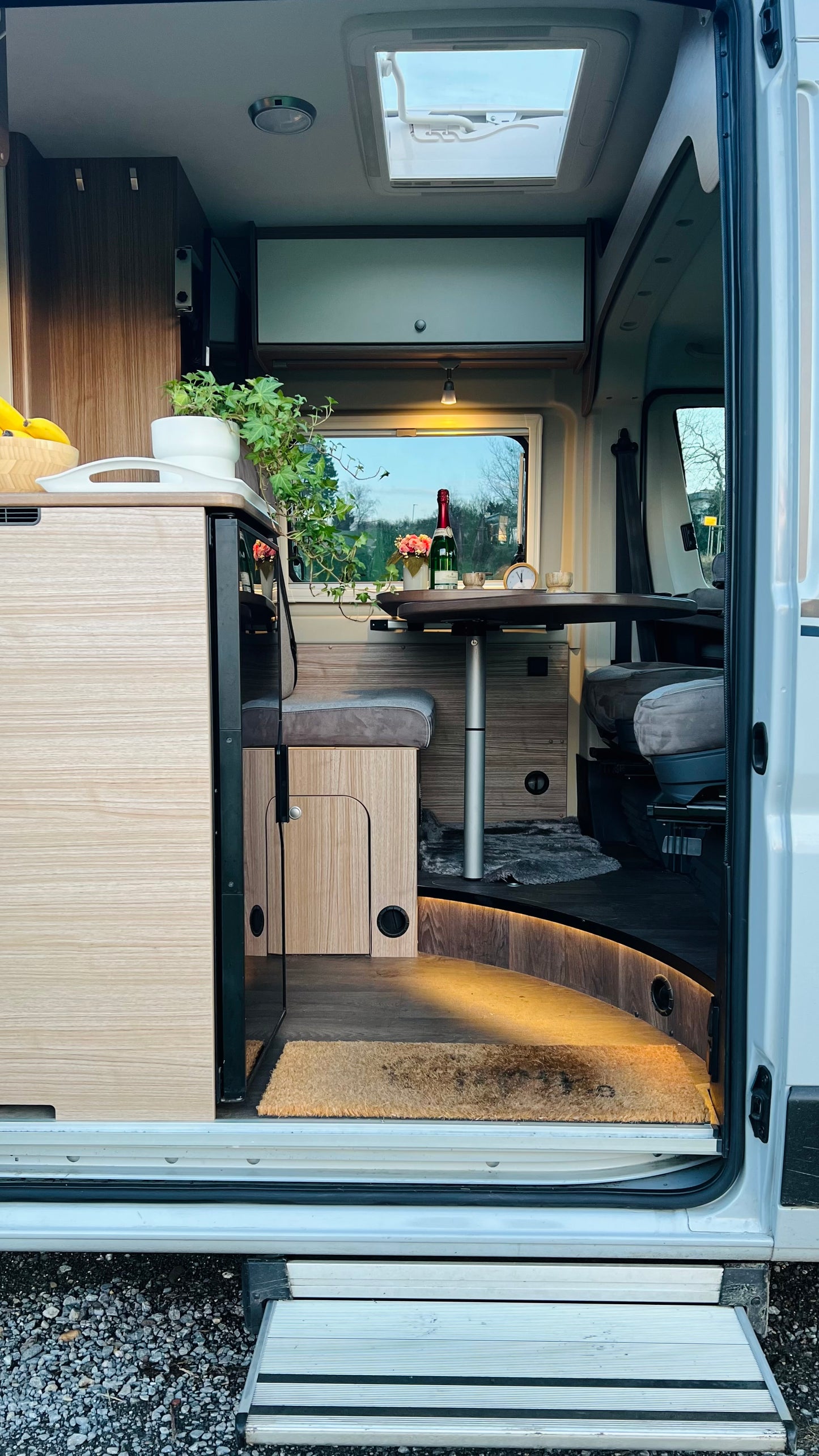 Camper Bruno, ein moderner 6-Meter-Wohnmobil mit großem Bett, Verdunkelungsrollos, externer Klimaanlage und voll ausgestatteter Küche, ideal für Roadtrips und längere Reisen