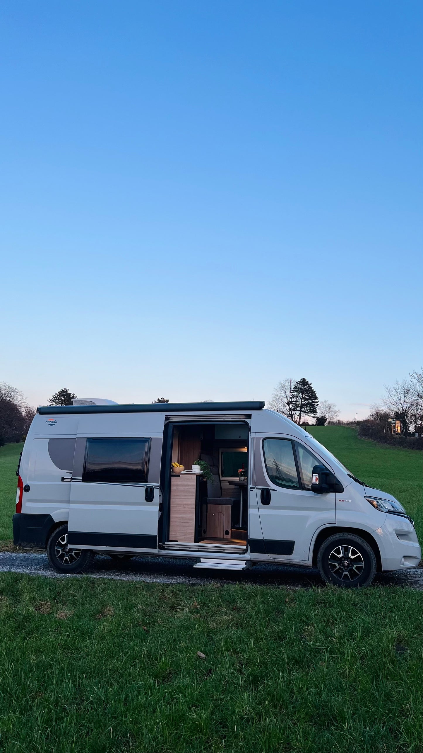 Camper Bruno, ein moderner 6-Meter-Wohnmobil mit großem Bett, Verdunkelungsrollos, externer Klimaanlage und voll ausgestatteter Küche, ideal für Roadtrips und längere Reisen