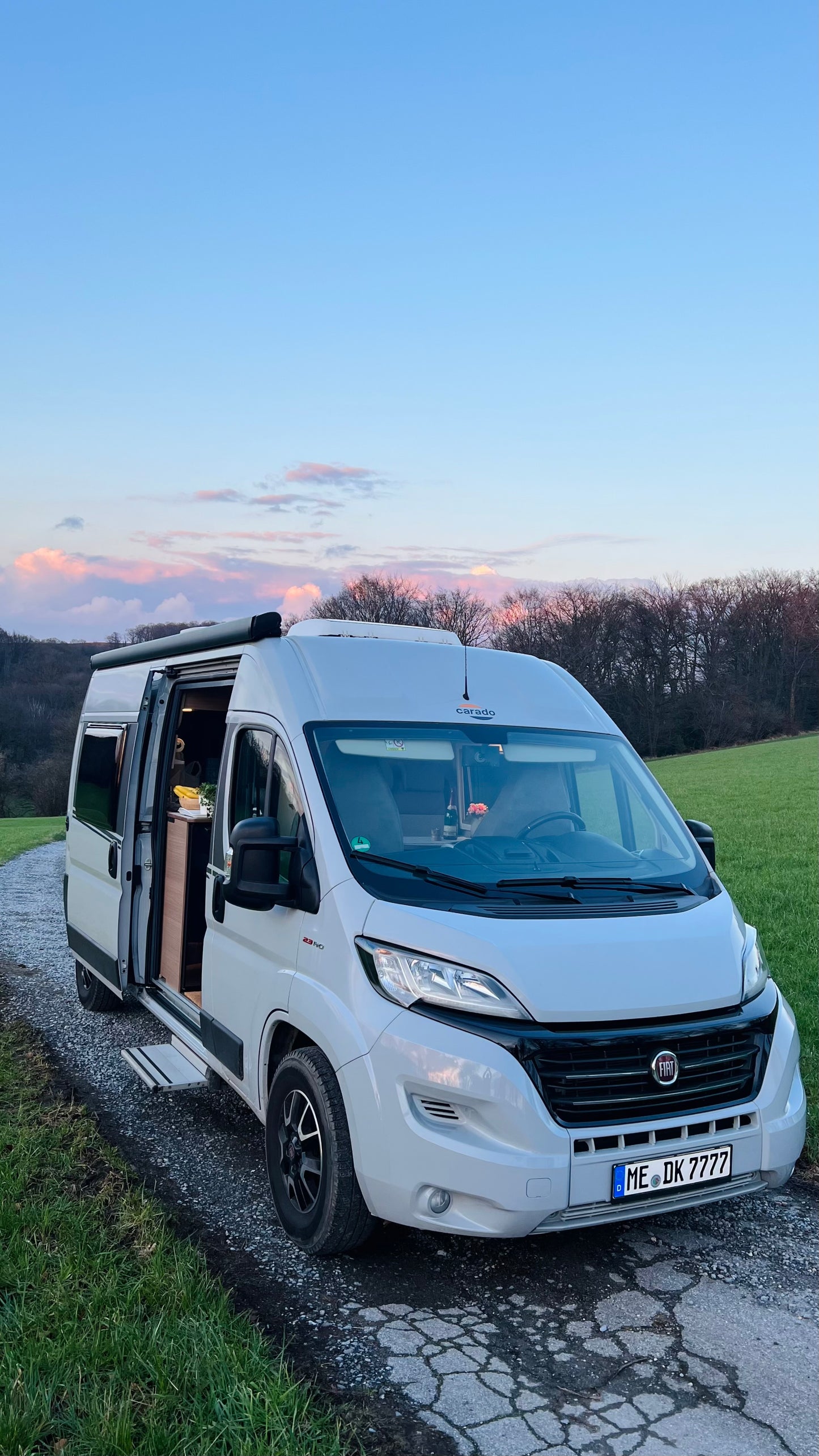 Camper Bruno, ein moderner 6-Meter-Wohnmobil mit großem Bett, Verdunkelungsrollos, externer Klimaanlage und voll ausgestatteter Küche, ideal für Roadtrips und längere Reisen