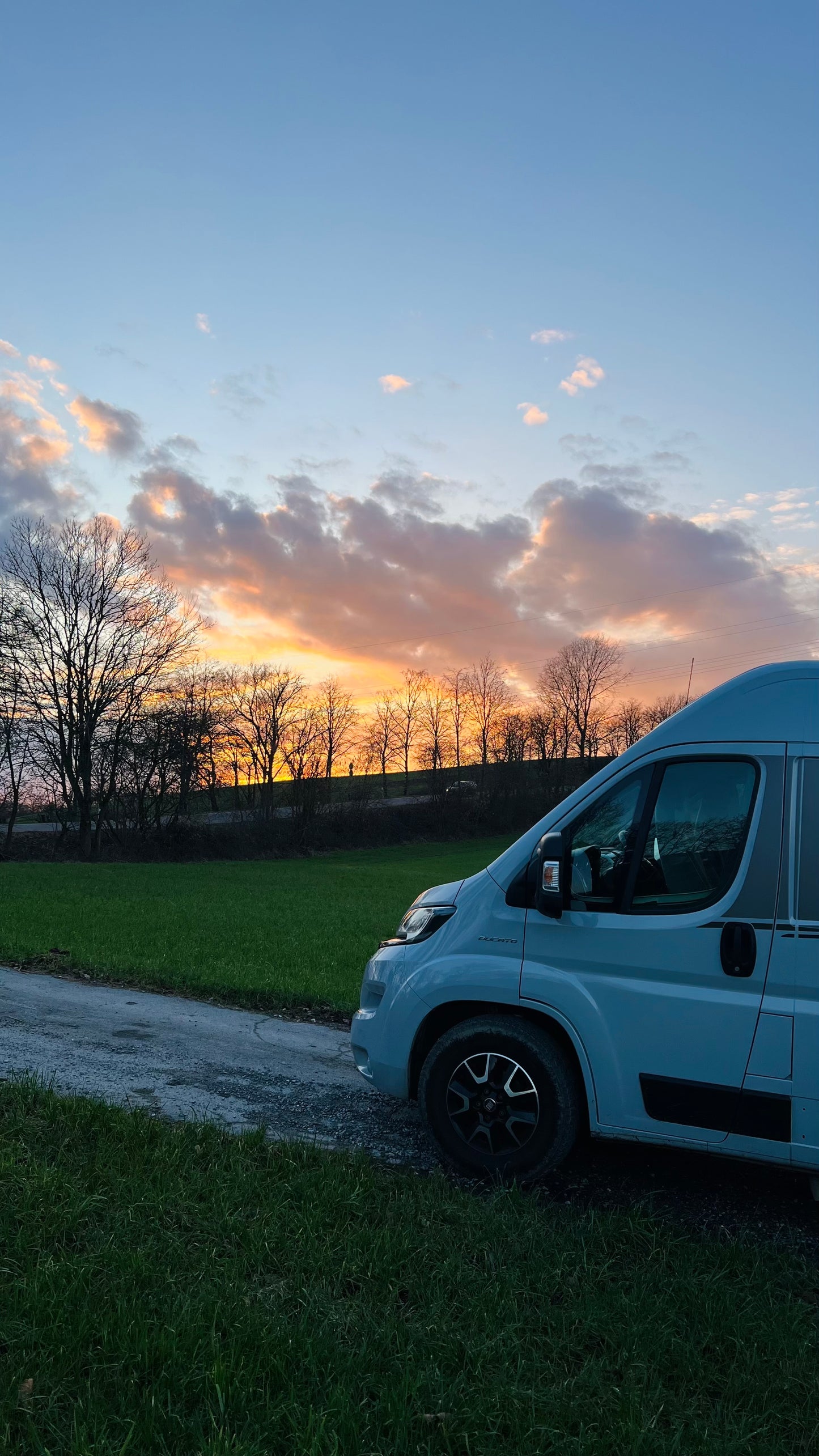 Camper Bruno, ein moderner 6-Meter-Wohnmobil mit großem Bett, Verdunkelungsrollos, externer Klimaanlage und voll ausgestatteter Küche, ideal für Roadtrips und längere Reisen