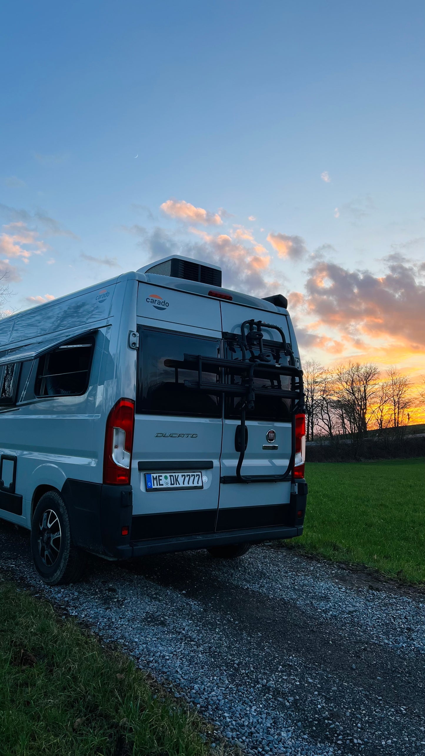 Camper Bruno, ein moderner 6-Meter-Wohnmobil mit großem Bett, Verdunkelungsrollos, externer Klimaanlage und voll ausgestatteter Küche, ideal für Roadtrips und längere Reisen