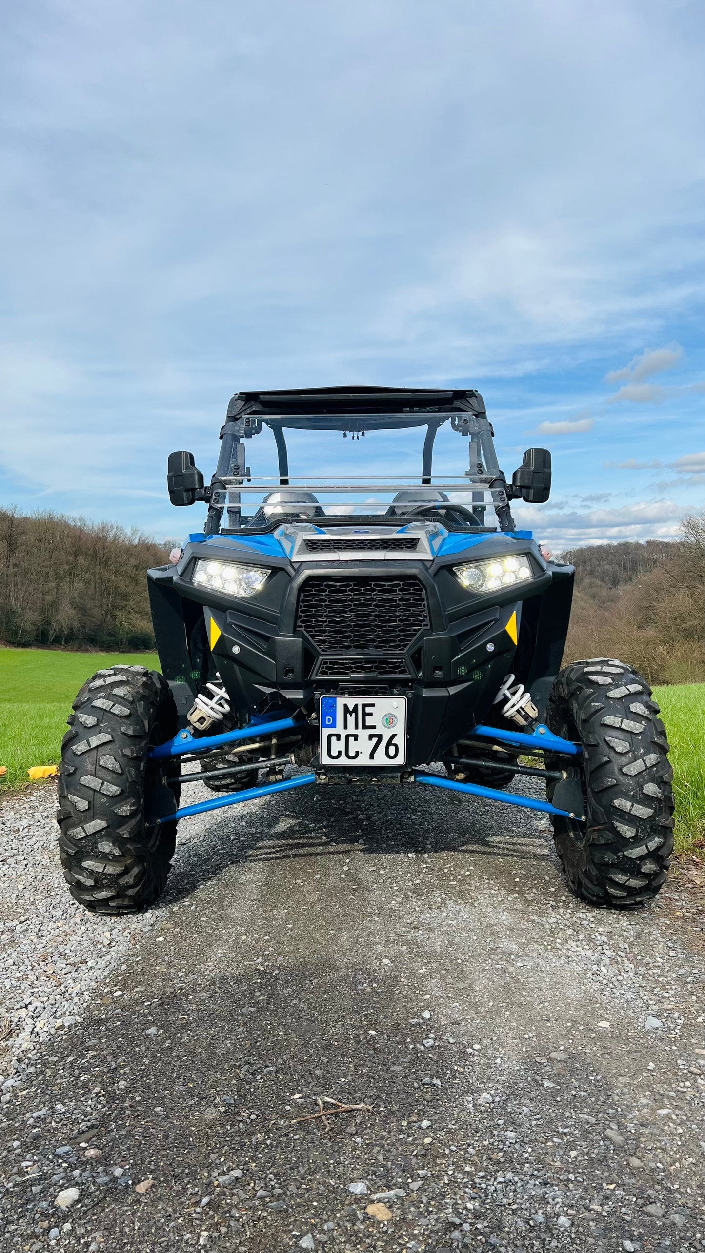 Buggy Hector, ein 144 PS starker Polaris Turbo Buggy für Abenteuer, ausgestattet mit Windschutzscheibe, Dach, geschlossenen Türen und großen Reifen für jedes Gelände