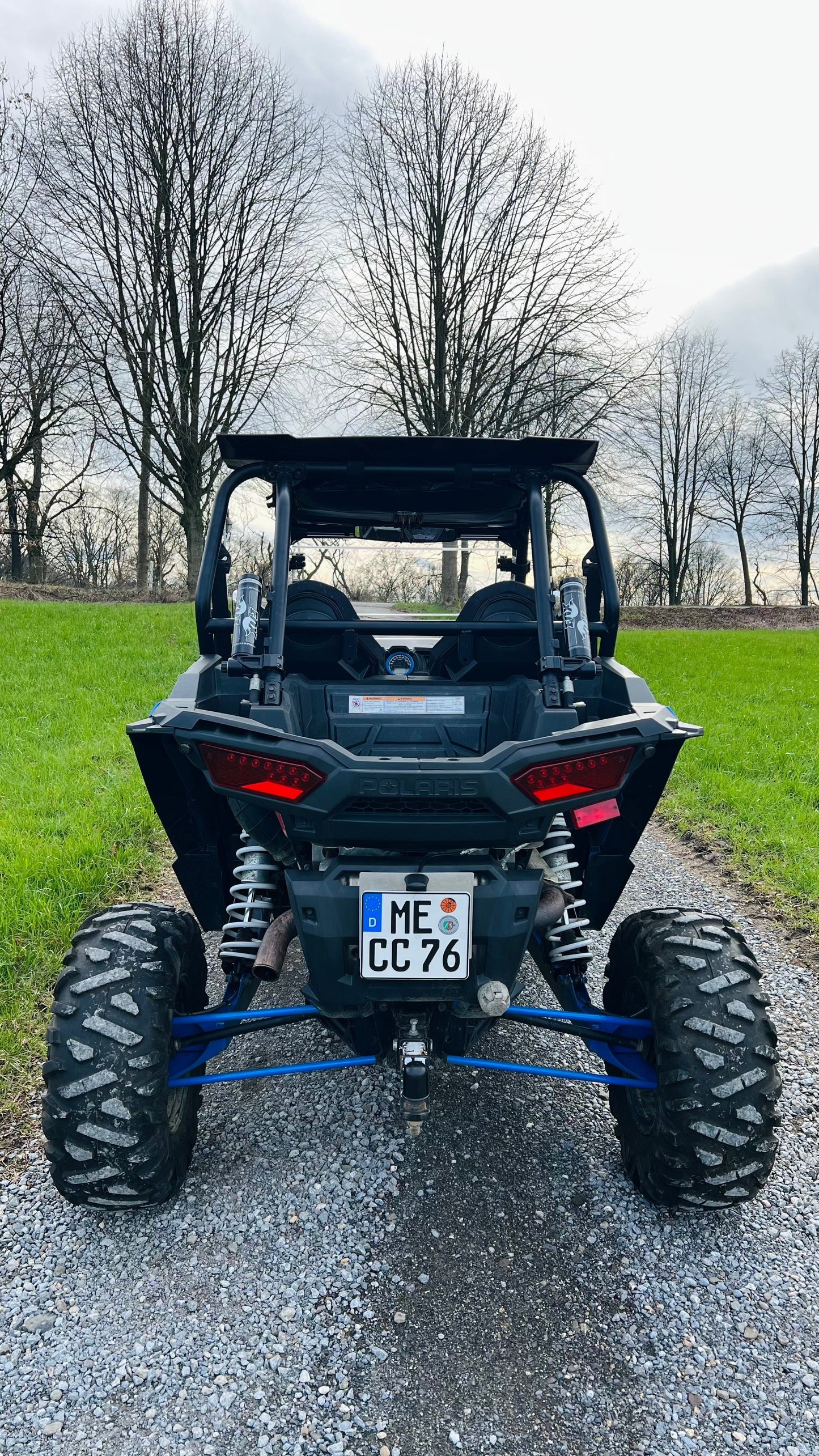Buggy Hector, ein 144 PS starker Polaris Turbo Buggy für Abenteuer, ausgestattet mit Windschutzscheibe, Dach, geschlossenen Türen und großen Reifen für jedes Gelände