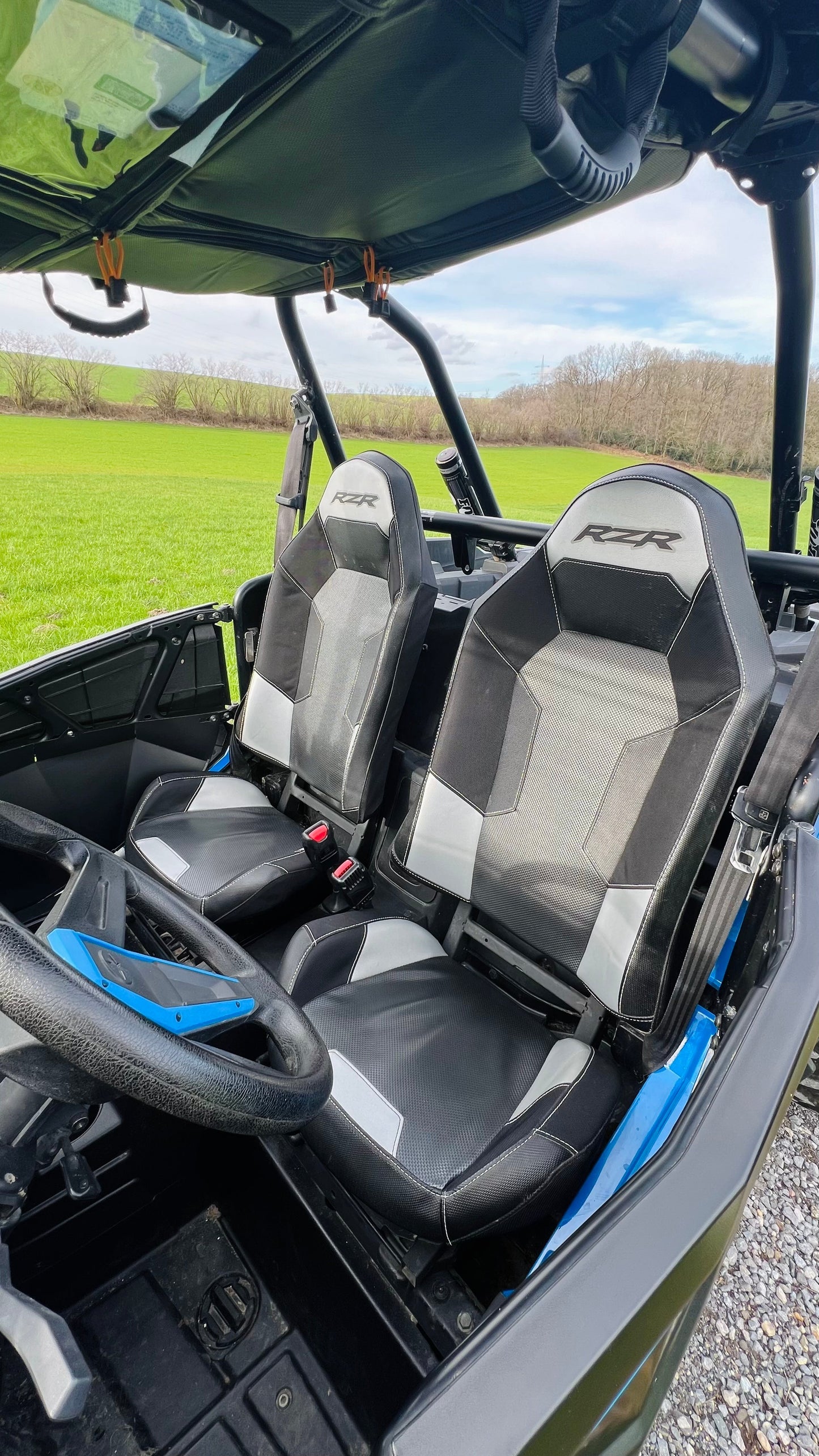 Buggy Hector, ein 144 PS starker Polaris Turbo Buggy für Abenteuer, ausgestattet mit Windschutzscheibe, Dach, geschlossenen Türen und großen Reifen für jedes Gelände
