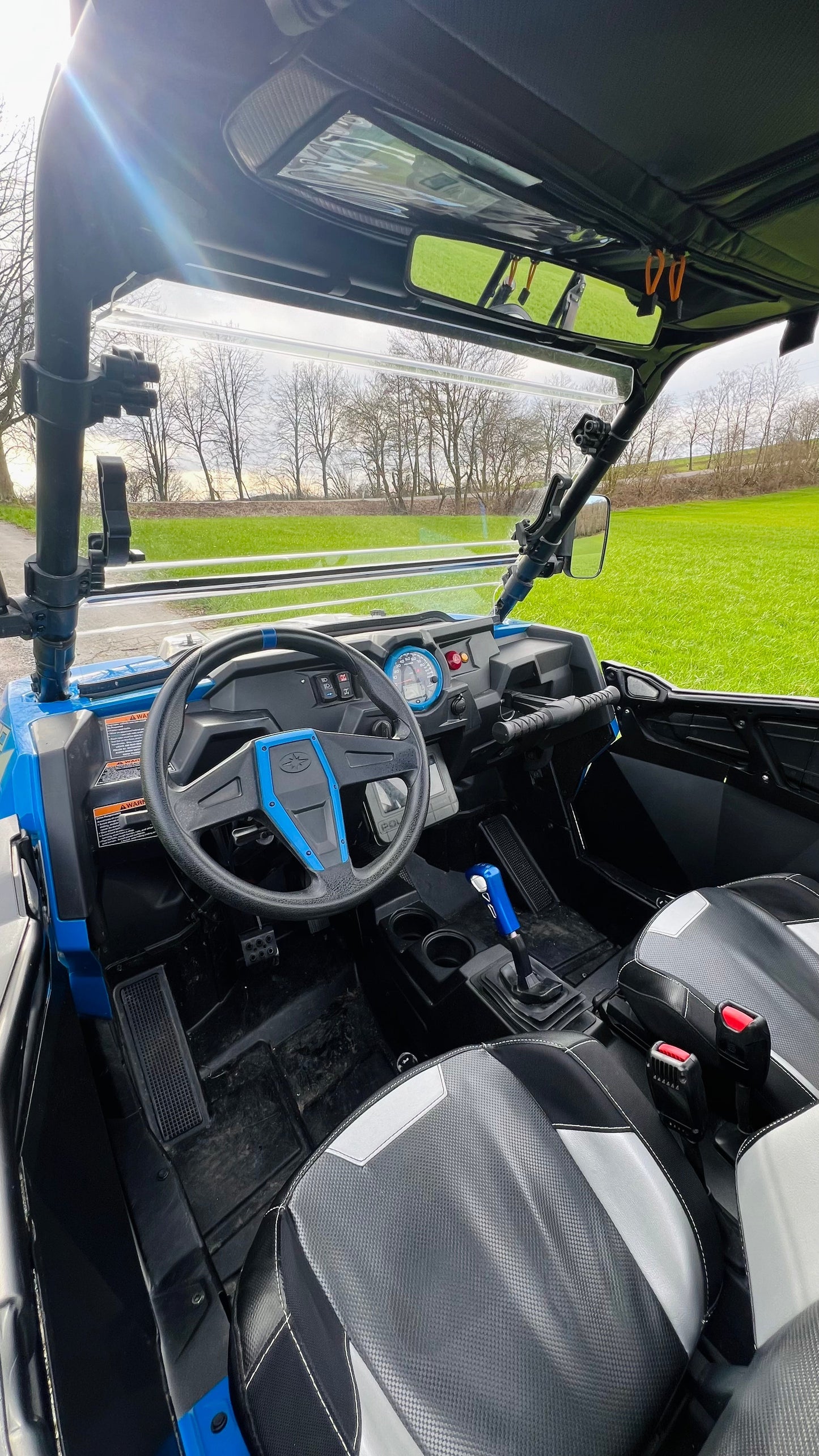 Buggy Hector, ein 144 PS starker Polaris Turbo Buggy für Abenteuer, ausgestattet mit Windschutzscheibe, Dach, geschlossenen Türen und großen Reifen für jedes Gelände