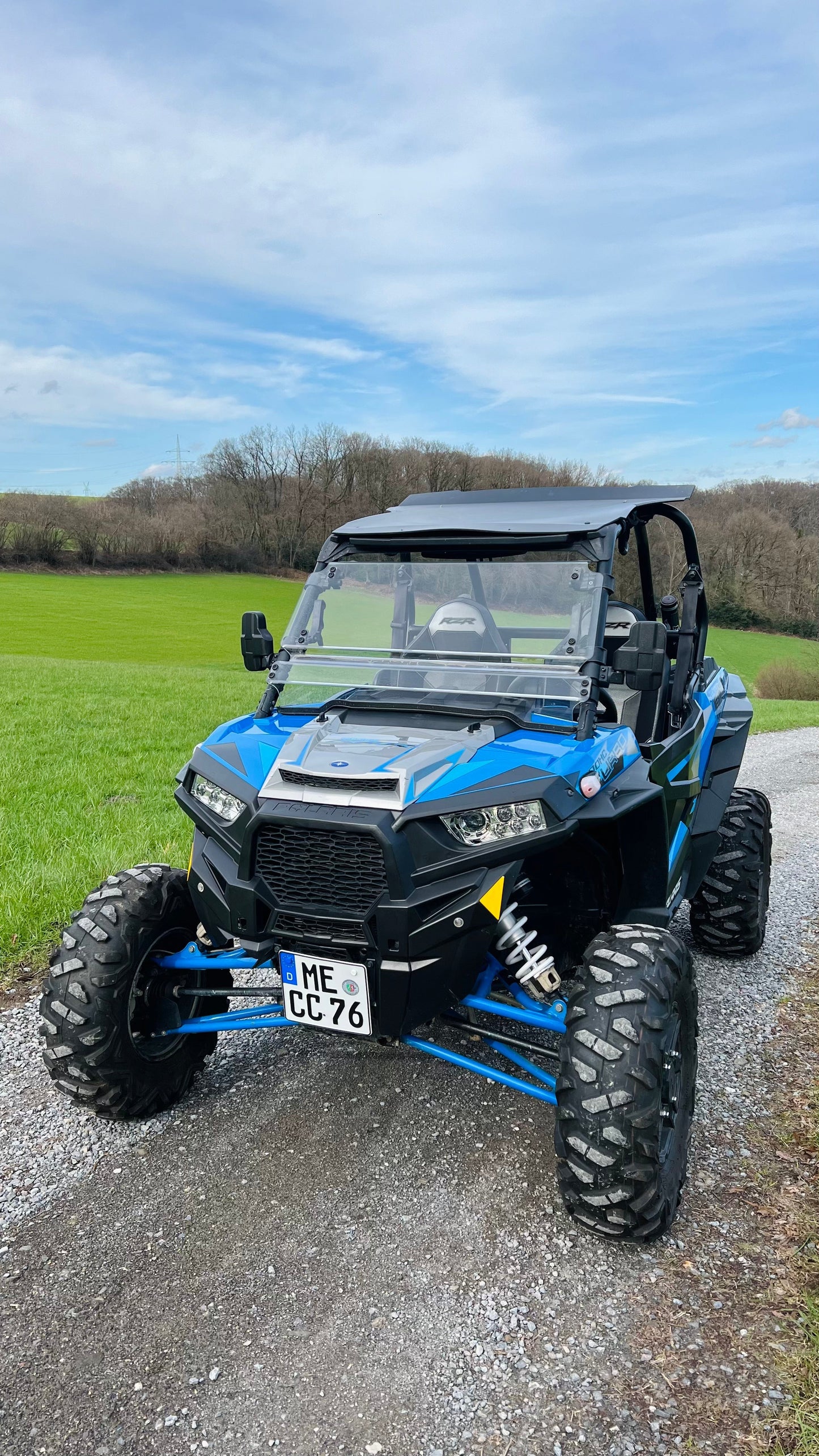 Buggy Hector, ein 144 PS starker Polaris Turbo Buggy für Abenteuer, ausgestattet mit Windschutzscheibe, Dach, geschlossenen Türen und großen Reifen für jedes Gelände
