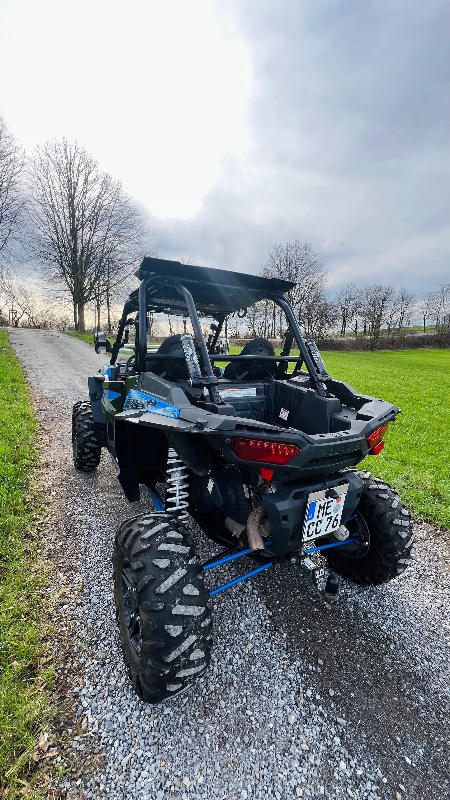 Buggy Hector, ein 144 PS starker Polaris Turbo Buggy für Abenteuer, ausgestattet mit Windschutzscheibe, Dach, geschlossenen Türen und großen Reifen für jedes Gelände