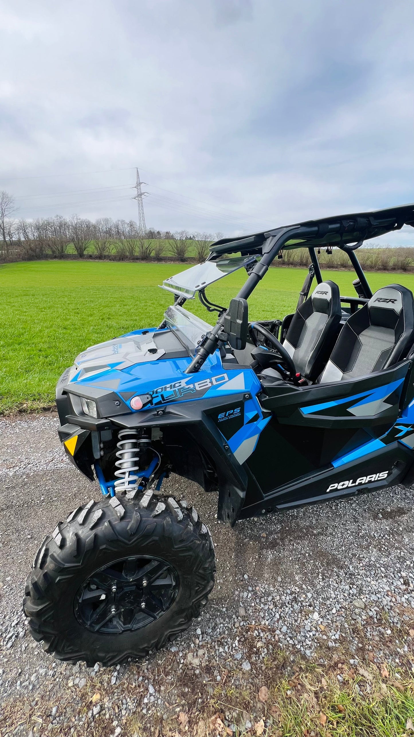Buggy Hector, ein 144 PS starker Polaris Turbo Buggy für Abenteuer, ausgestattet mit Windschutzscheibe, Dach, geschlossenen Türen und großen Reifen für jedes Gelände