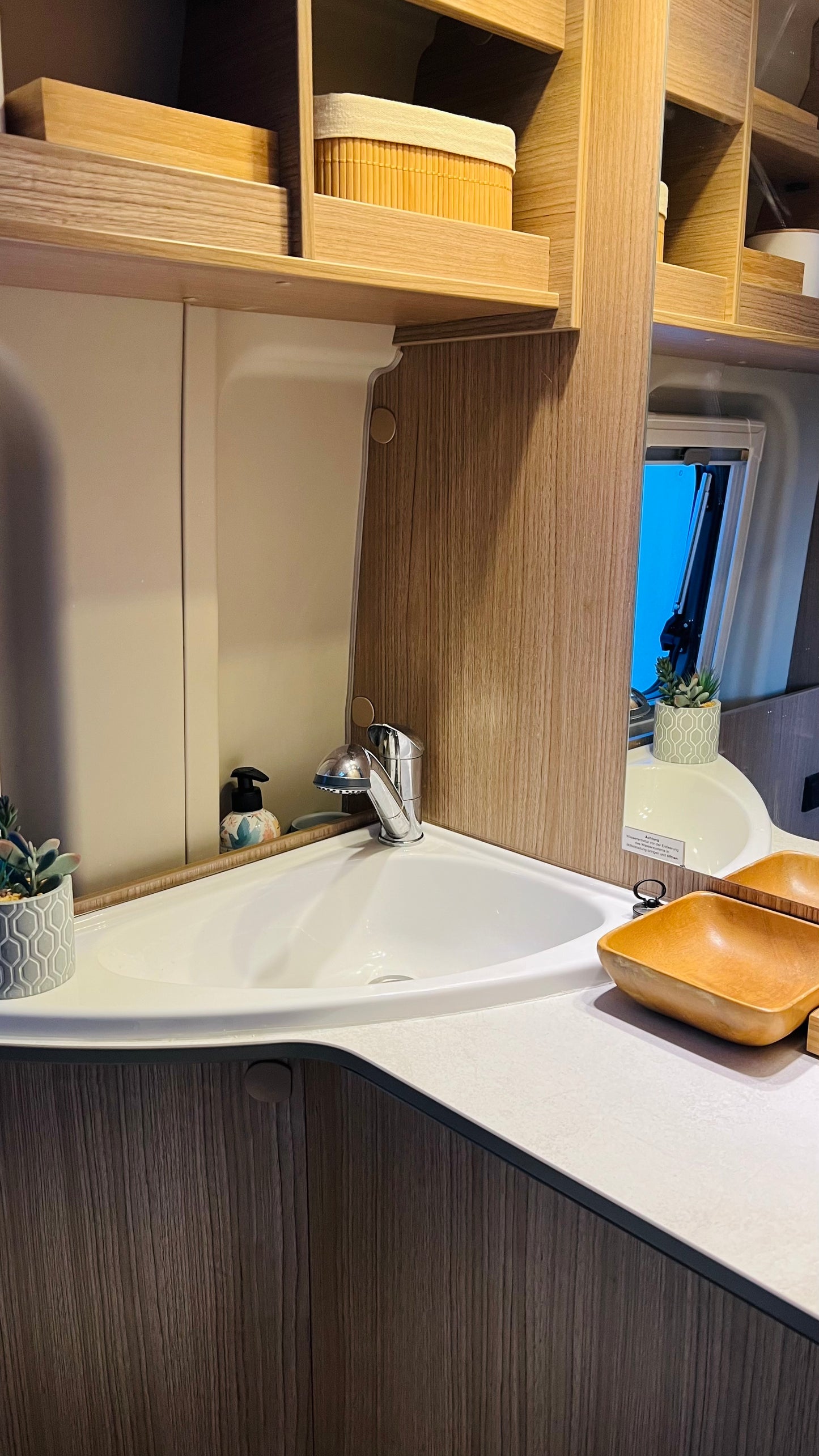 Camper Bruno, ein moderner 6-Meter-Wohnmobil mit großem Bett, Verdunkelungsrollos, externer Klimaanlage und voll ausgestatteter Küche, ideal für Roadtrips und längere Reisen