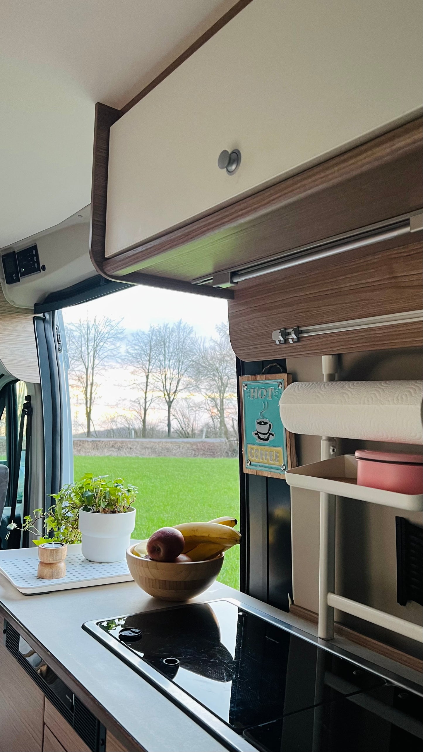 Camper Bruno, ein moderner 6-Meter-Wohnmobil mit großem Bett, Verdunkelungsrollos, externer Klimaanlage und voll ausgestatteter Küche, ideal für Roadtrips und längere Reisen