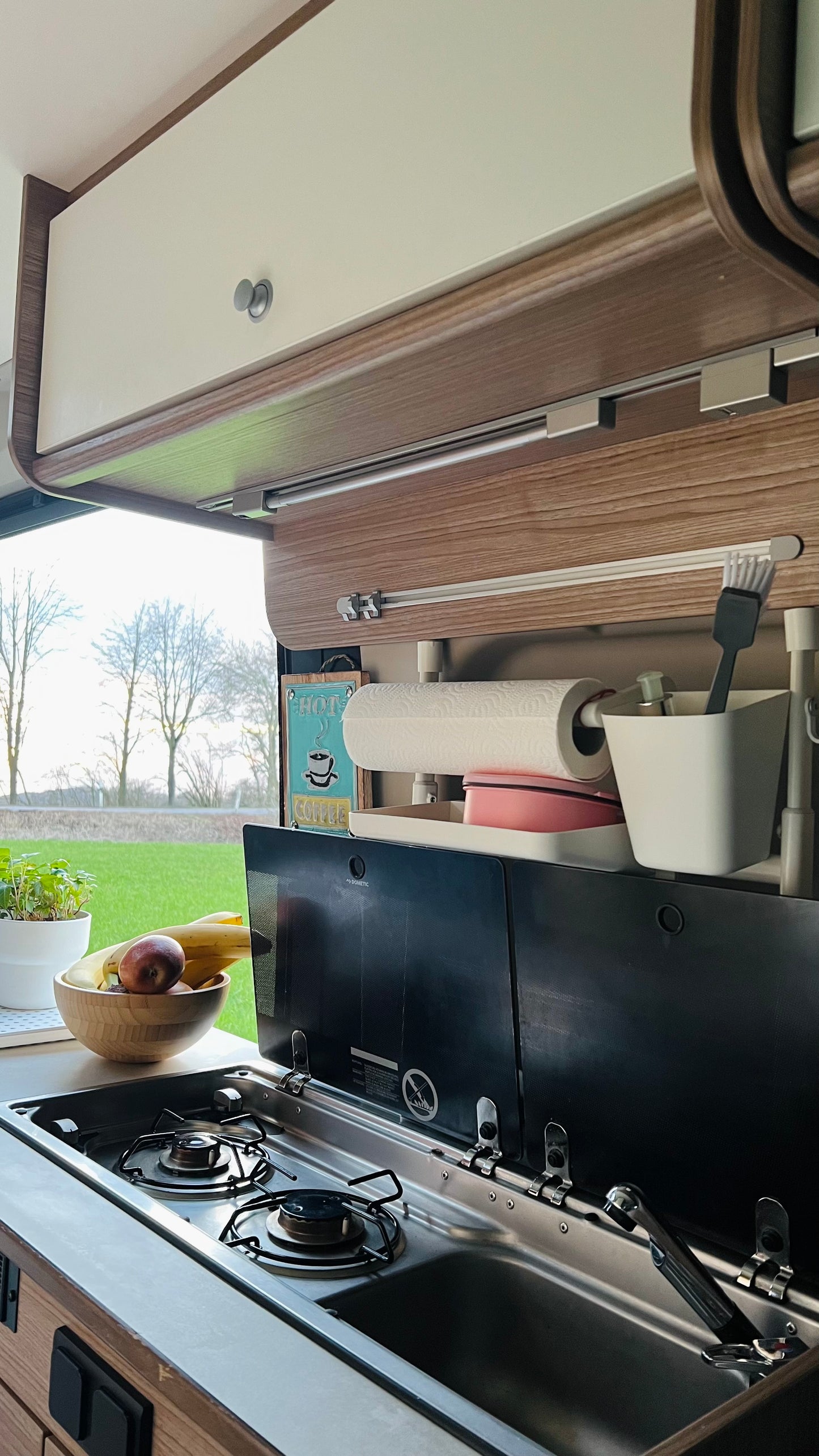 Camper Bruno, ein moderner 6-Meter-Wohnmobil mit großem Bett, Verdunkelungsrollos, externer Klimaanlage und voll ausgestatteter Küche, ideal für Roadtrips und längere Reisen