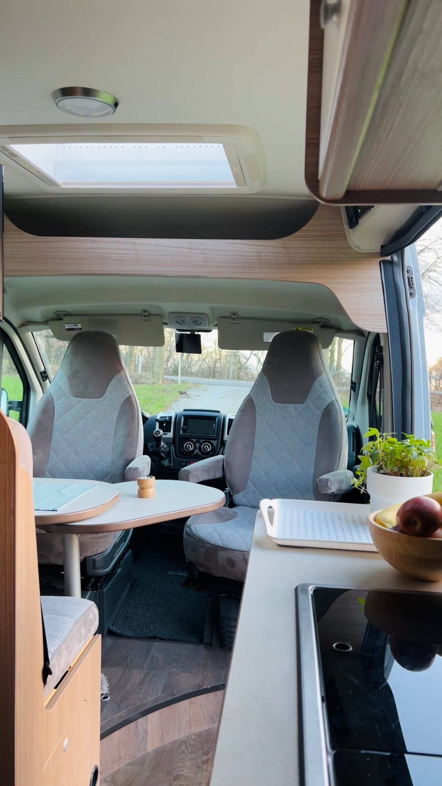 Camper Bruno, ein moderner 6-Meter-Wohnmobil mit großem Bett, Verdunkelungsrollos, externer Klimaanlage und voll ausgestatteter Küche, ideal für Roadtrips und längere Reisen