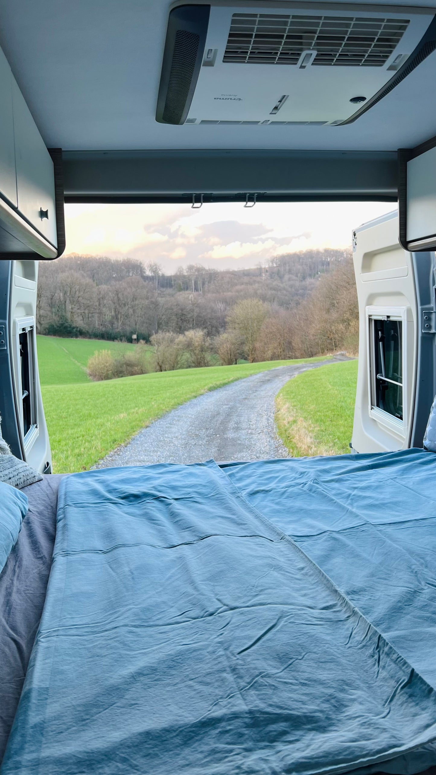 Camper Bruno, ein moderner 6-Meter-Wohnmobil mit großem Bett, Verdunkelungsrollos, externer Klimaanlage und voll ausgestatteter Küche, ideal für Roadtrips und längere Reisen