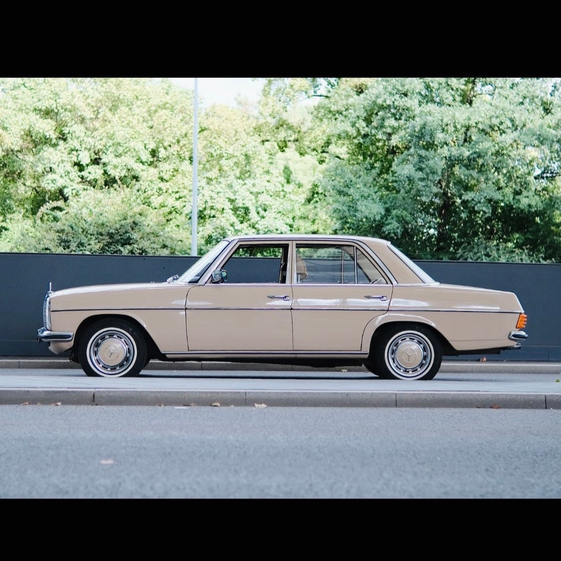 Voll restaurierter Mercedes Benz Strich 8, Baujahr 1974, in makellosem Zustand, perfekt für Hochzeiten und besondere Anlässe
