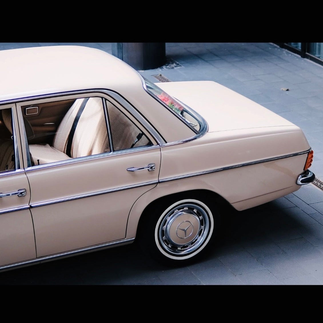 Voll restaurierter Mercedes Benz Strich 8, Baujahr 1974, in makellosem Zustand, perfekt für Hochzeiten und besondere Anlässe