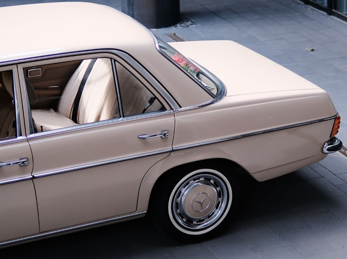 Voll restaurierter Mercedes Benz Strich 8, Baujahr 1974, in makellosem Zustand, perfekt für Hochzeiten und besondere Anlässe