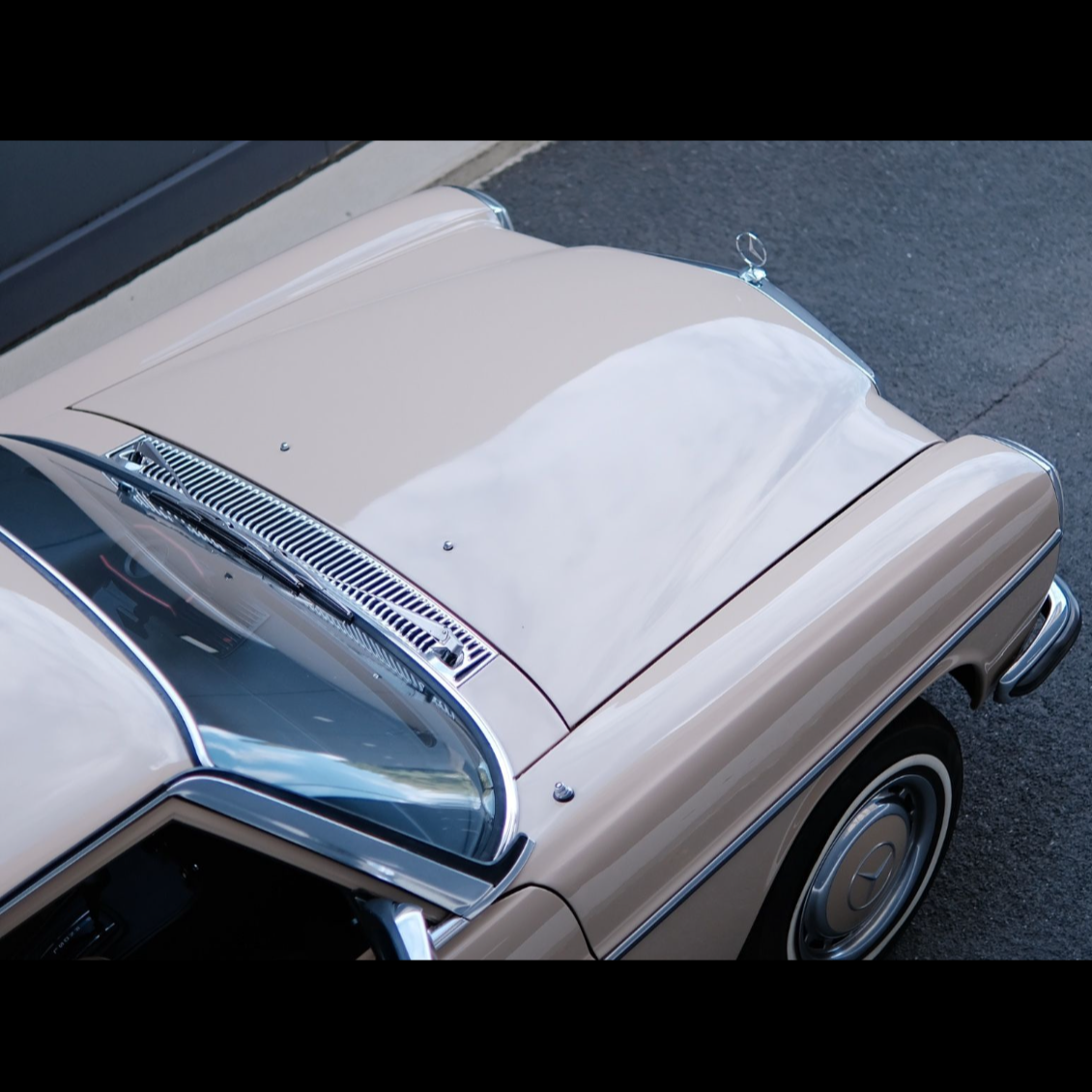 Voll restaurierter Mercedes Benz Strich 8, Baujahr 1974, in makellosem Zustand, perfekt für Hochzeiten und besondere Anlässe