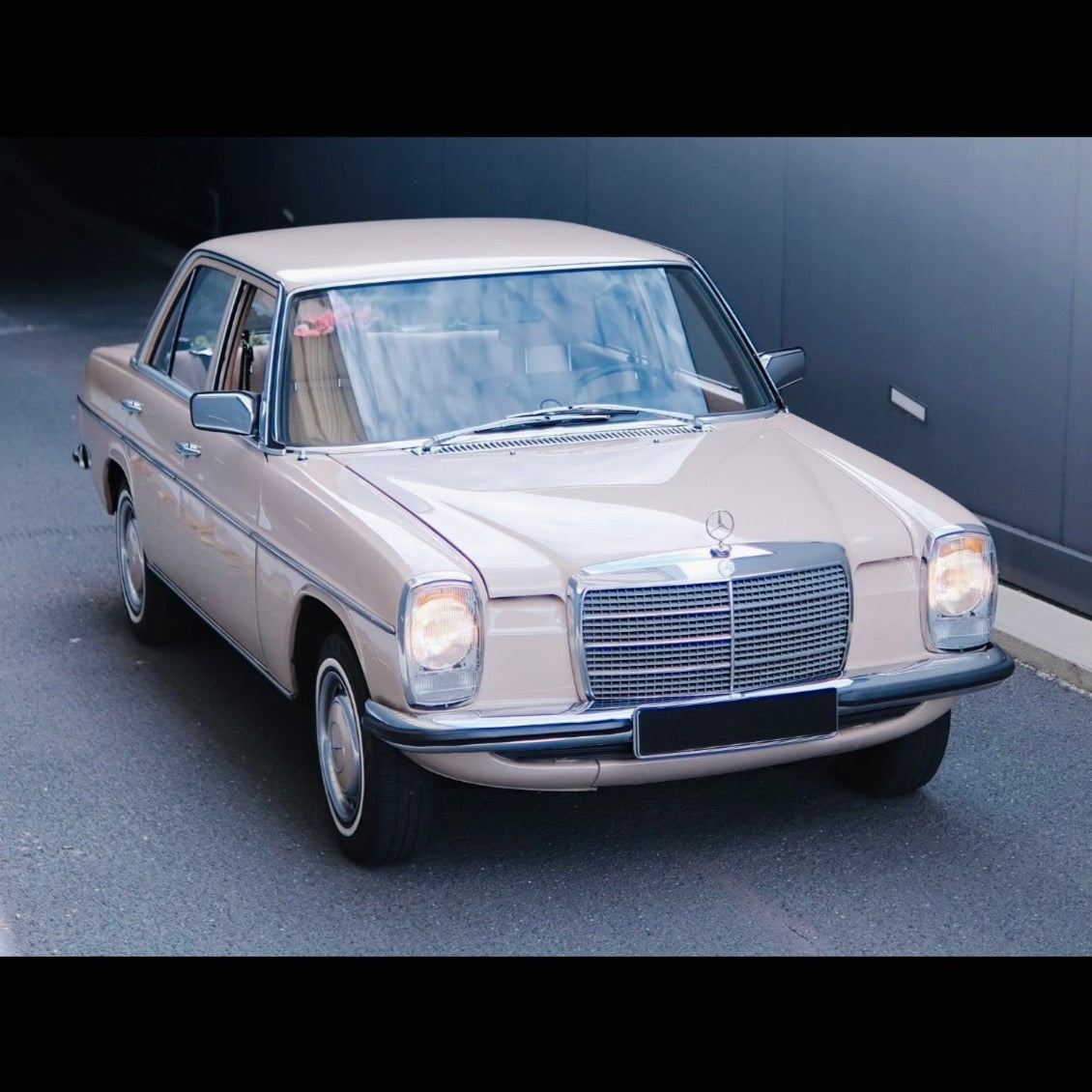 Voll restaurierter Mercedes Benz Strich 8, Baujahr 1974, in makellosem Zustand, perfekt für Hochzeiten und besondere Anlässe