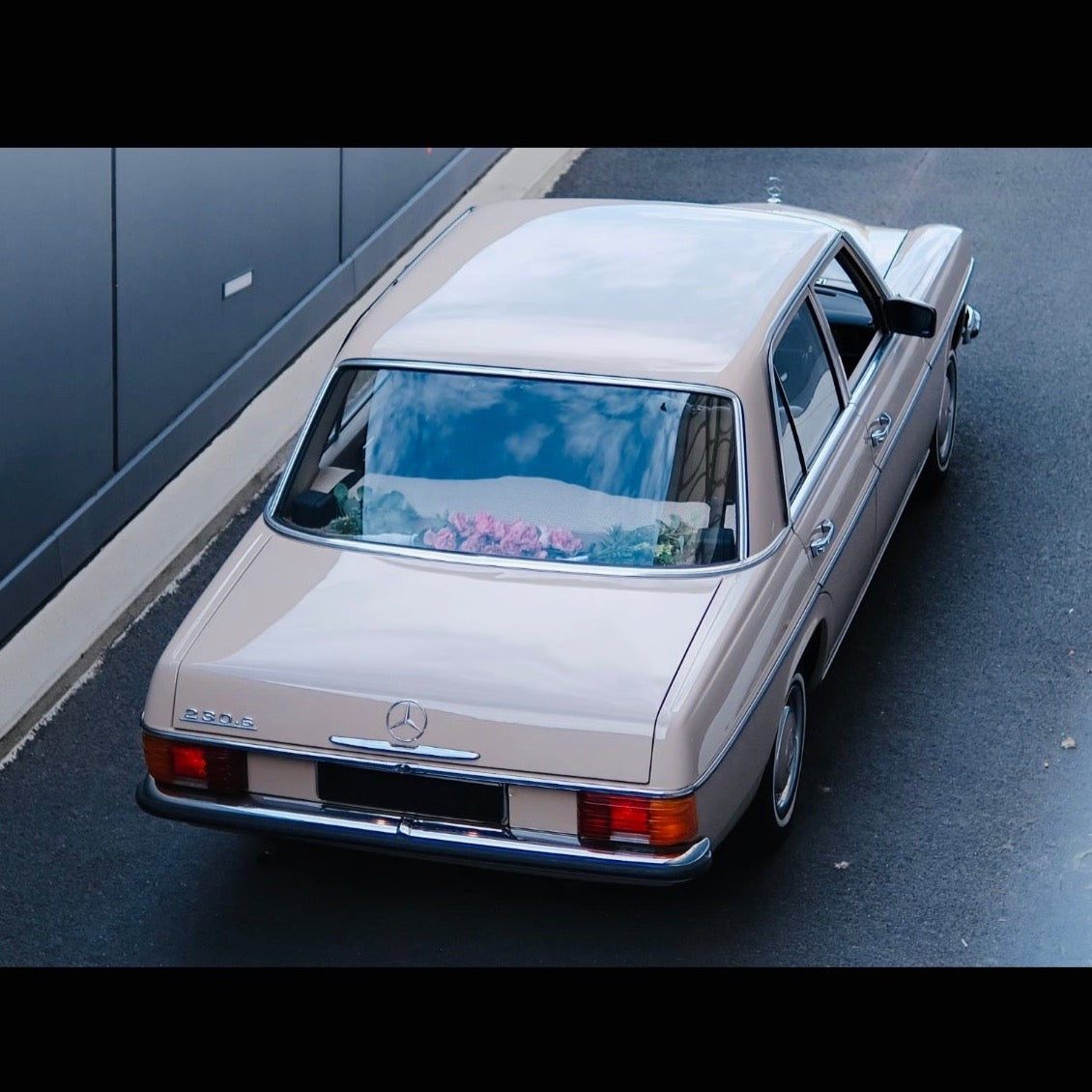Voll restaurierter Mercedes Benz Strich 8, Baujahr 1974, in makellosem Zustand, perfekt für Hochzeiten und besondere Anlässe