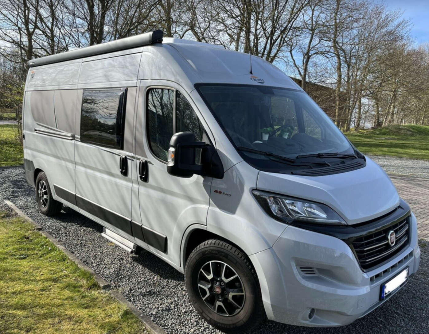 Camper Bruno, ein moderner 6-Meter-Wohnmobil mit großem Bett, Verdunkelungsrollos, externer Klimaanlage und voll ausgestatteter Küche, ideal für Roadtrips und längere Reisen