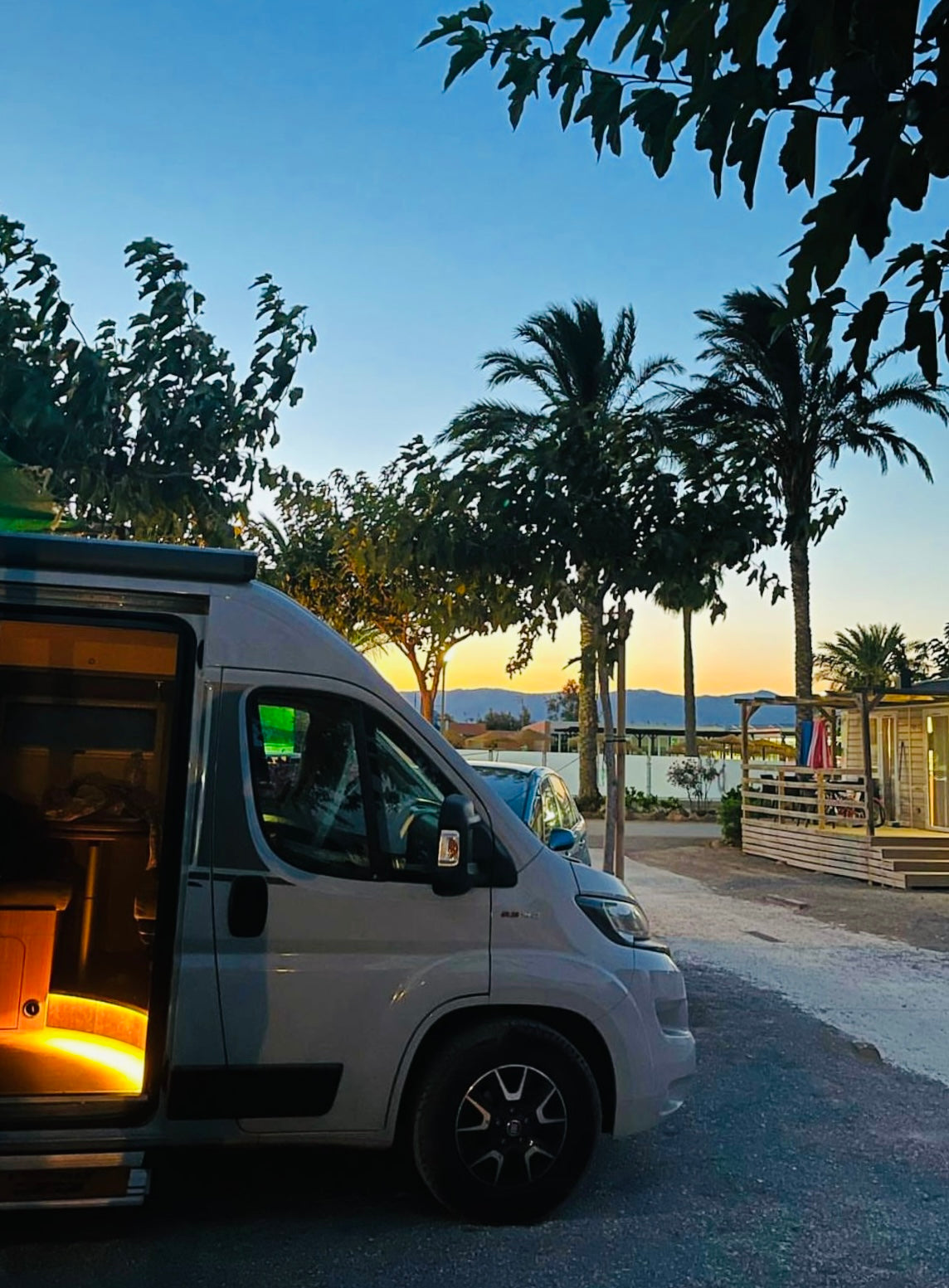 Camper Bruno, ein moderner 6-Meter-Wohnmobil mit großem Bett, Verdunkelungsrollos, externer Klimaanlage und voll ausgestatteter Küche, ideal für Roadtrips und längere Reisen