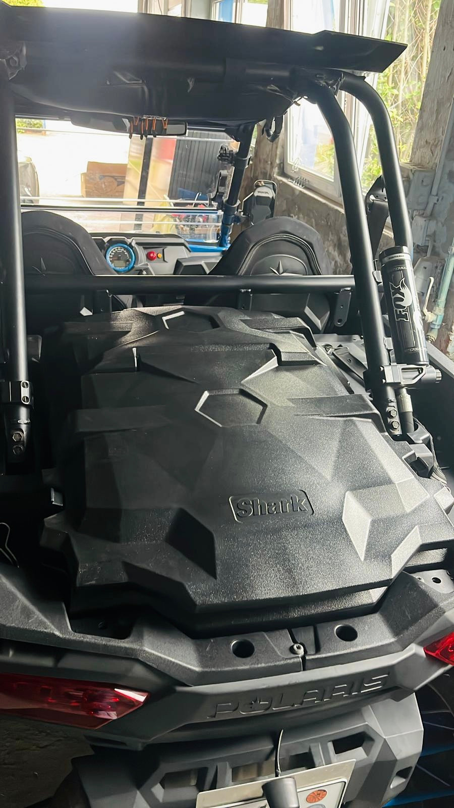 Buggy Hector, ein 144 PS starker Polaris Turbo Buggy für Abenteuer, ausgestattet mit Windschutzscheibe, Dach, geschlossenen Türen und großen Reifen für jedes Gelände