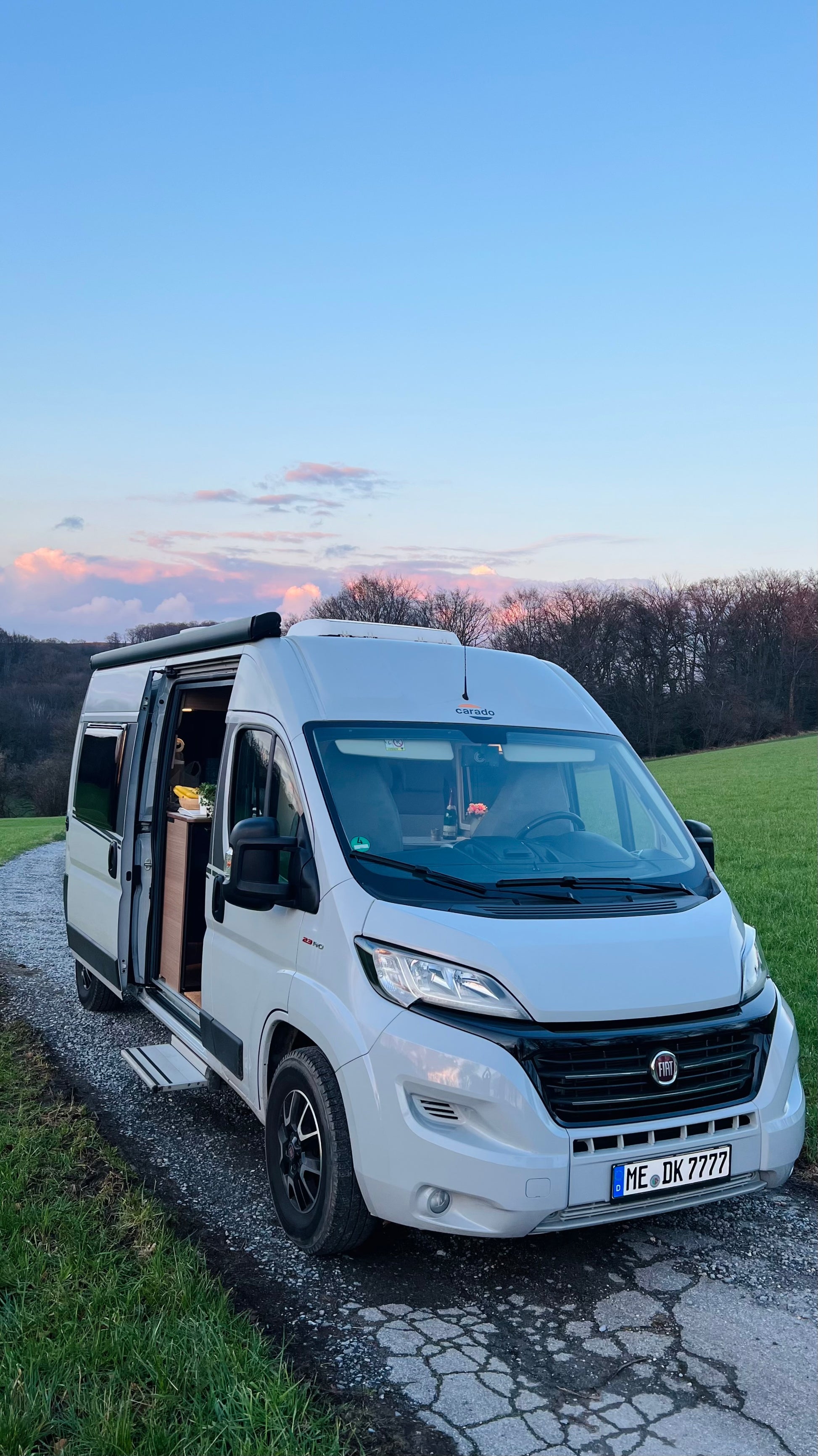 Camper Bruno, ein moderner 6-Meter-Wohnmobil mit großem Bett, Verdunkelungsrollos, externer Klimaanlage und voll ausgestatteter Küche, ideal für Roadtrips und längere Reisen