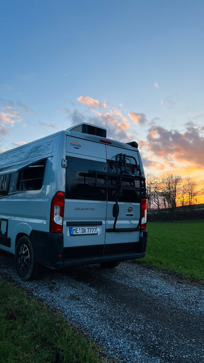 Camper Bruno, ein moderner 6-Meter-Wohnmobil mit großem Bett, Verdunkelungsrollos, externer Klimaanlage und voll ausgestatteter Küche, ideal für Roadtrips und längere Reisen