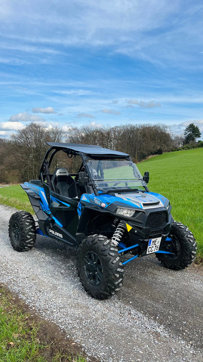 Buggy Hector, ein 144 PS starker Polaris Turbo Buggy für Abenteuer, ausgestattet mit Windschutzscheibe, Dach, geschlossenen Türen und großen Reifen für jedes Gelände