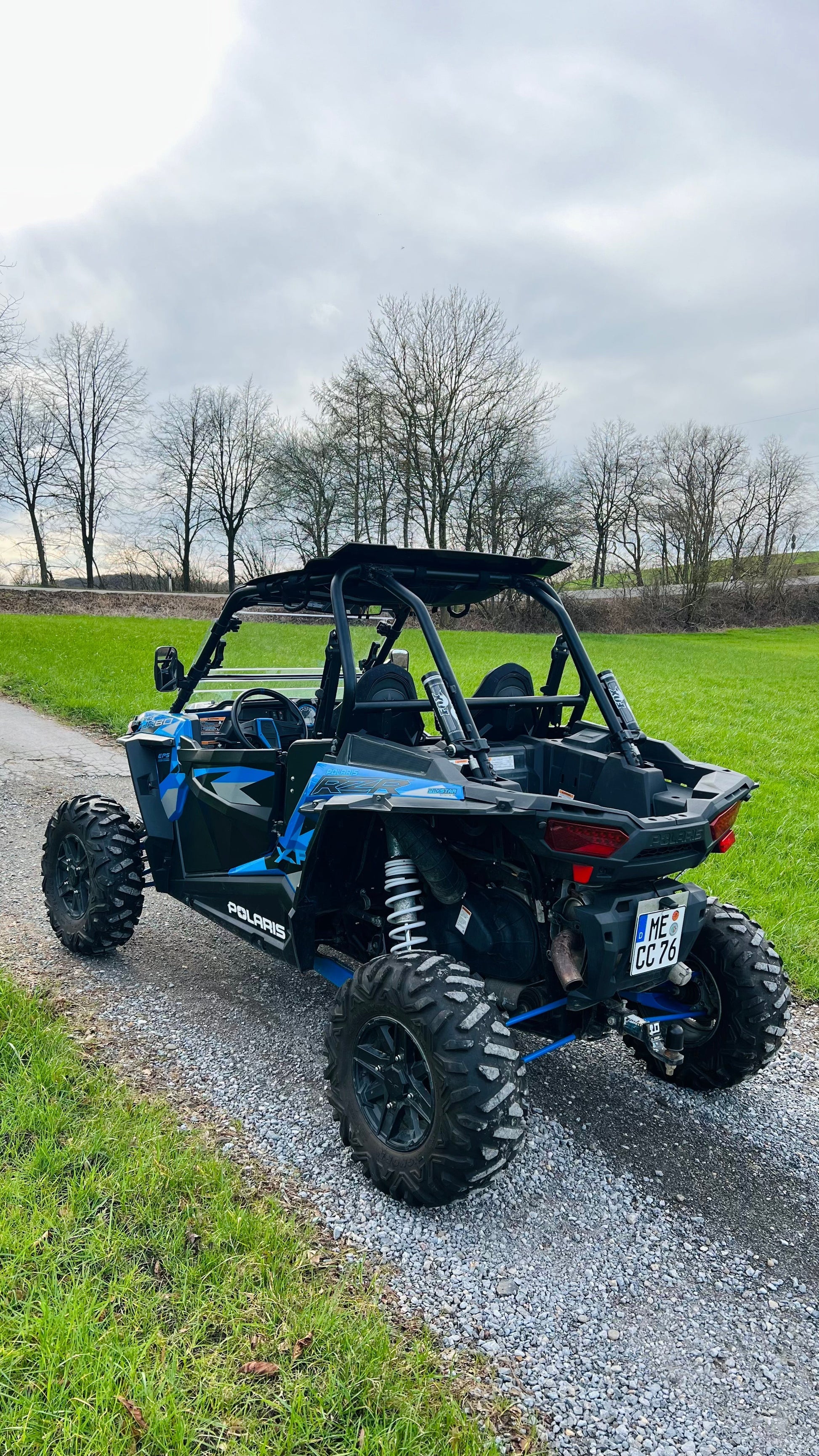 Buggy Hector, ein 144 PS starker Polaris Turbo Buggy für Abenteuer, ausgestattet mit Windschutzscheibe, Dach, geschlossenen Türen und großen Reifen für jedes Gelände
