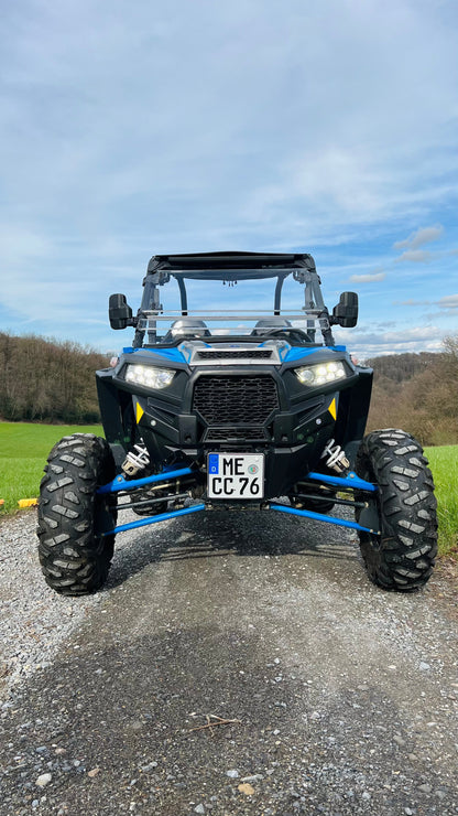 Buggy Hector, ein 144 PS starker Polaris Turbo Buggy für Abenteuer, ausgestattet mit Windschutzscheibe, Dach, geschlossenen Türen und großen Reifen für jedes Gelände