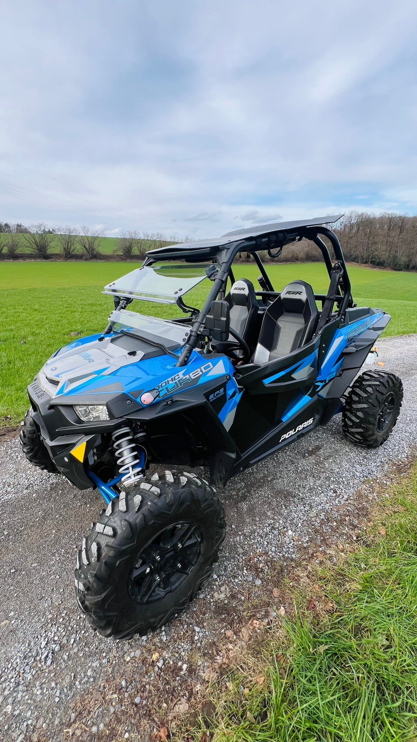 Buggy Hector, ein 144 PS starker Polaris Turbo Buggy für Abenteuer, ausgestattet mit Windschutzscheibe, Dach, geschlossenen Türen und großen Reifen für jedes Gelände