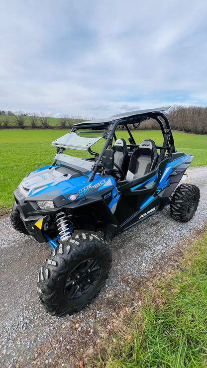 Buggy Hector, ein 144 PS starker Polaris Turbo Buggy für Abenteuer, ausgestattet mit Windschutzscheibe, Dach, geschlossenen Türen und großen Reifen für jedes Gelände