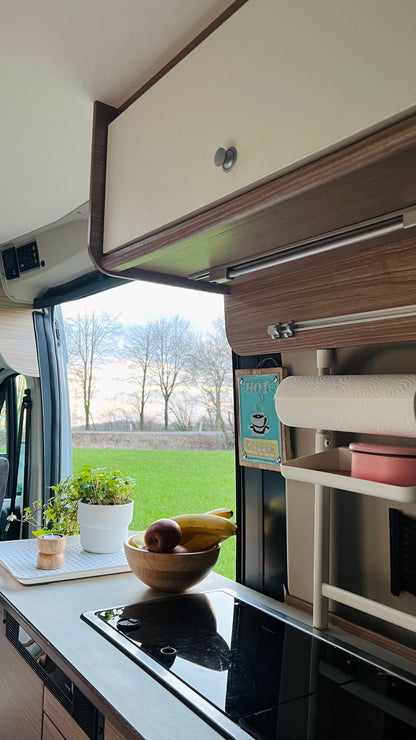 Camper Bruno, ein moderner 6-Meter-Wohnmobil mit großem Bett, Verdunkelungsrollos, externer Klimaanlage und voll ausgestatteter Küche, ideal für Roadtrips und längere Reisen