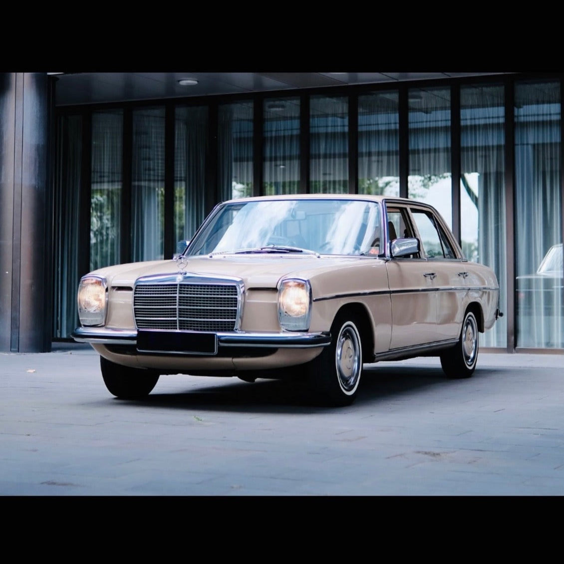 Voll restaurierter Mercedes Benz Strich 8, Baujahr 1974, in makellosem Zustand, perfekt für Hochzeiten und besondere Anlässe