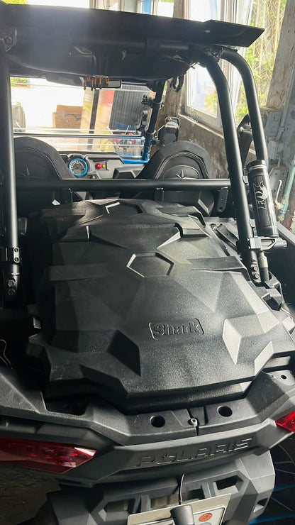 Buggy Hector, ein 144 PS starker Polaris Turbo Buggy für Abenteuer, ausgestattet mit Windschutzscheibe, Dach, geschlossenen Türen und großen Reifen für jedes Gelände